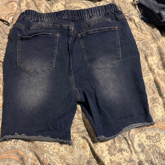 SHEIN Curve Indigo Denim Shorts - Picture 3 of 4